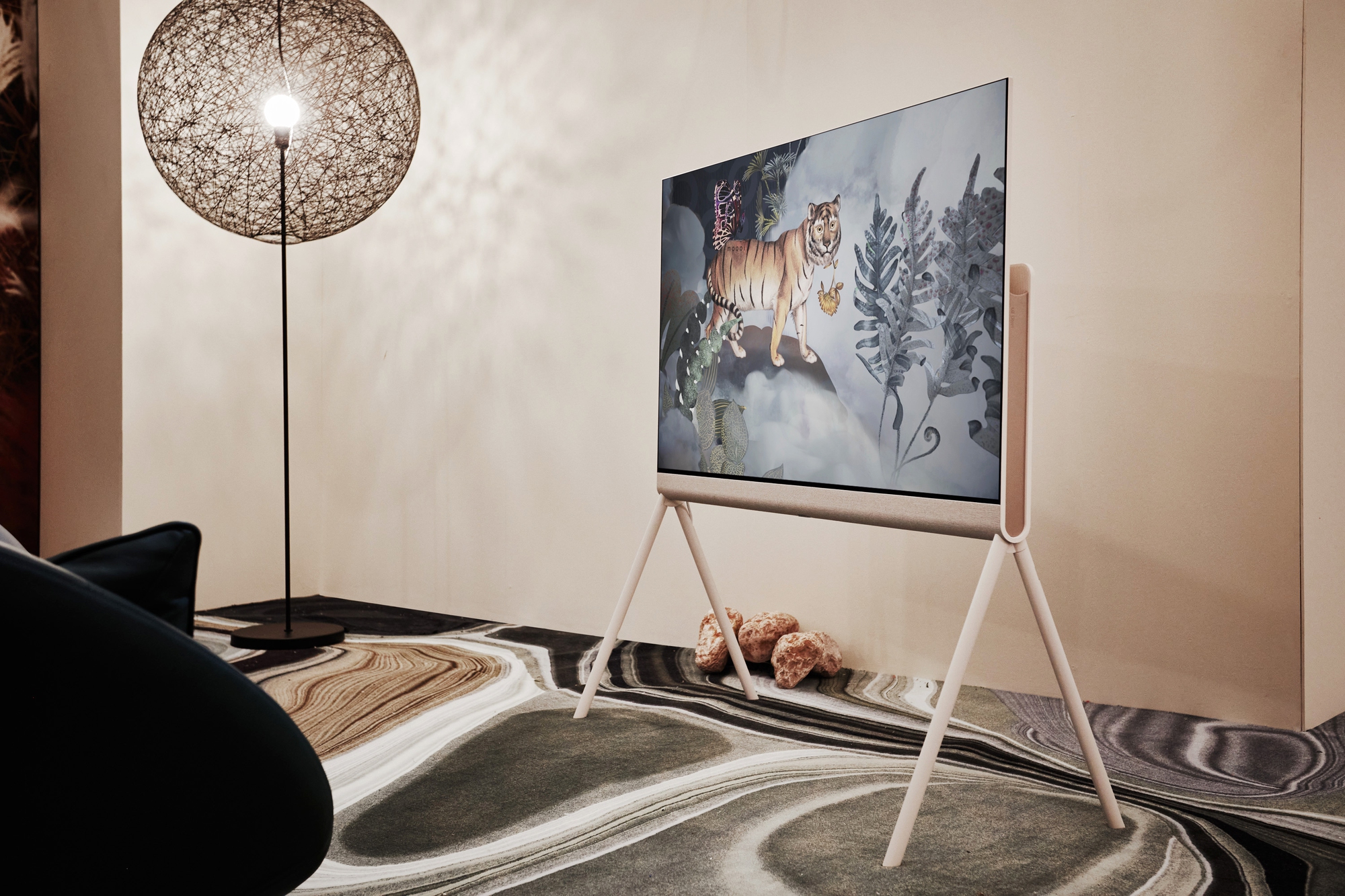 LG ra mắt TV Posé OLED với phong cách nghệ thuật, giá 54,9 triệu đồng