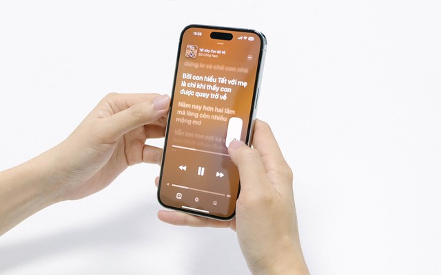 Trải nghiệm tính năng hát karaoke vừa ra mắt trên iPhone: "Mượt" chẳng kém ở tiệm, Tết năm nay hát thoải mái tại nhà!