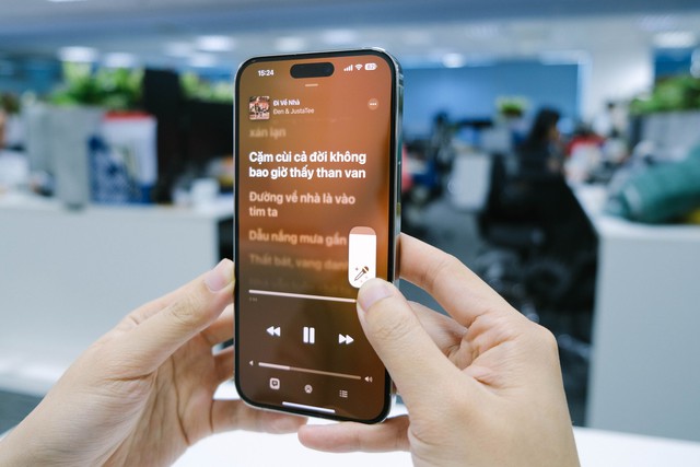 Trải nghiệm tính năng hát karaoke vừa ra mắt trên iPhone: "Mượt" chẳng kém ở tiệm, Tết năm nay hát thoải mái tại nhà!