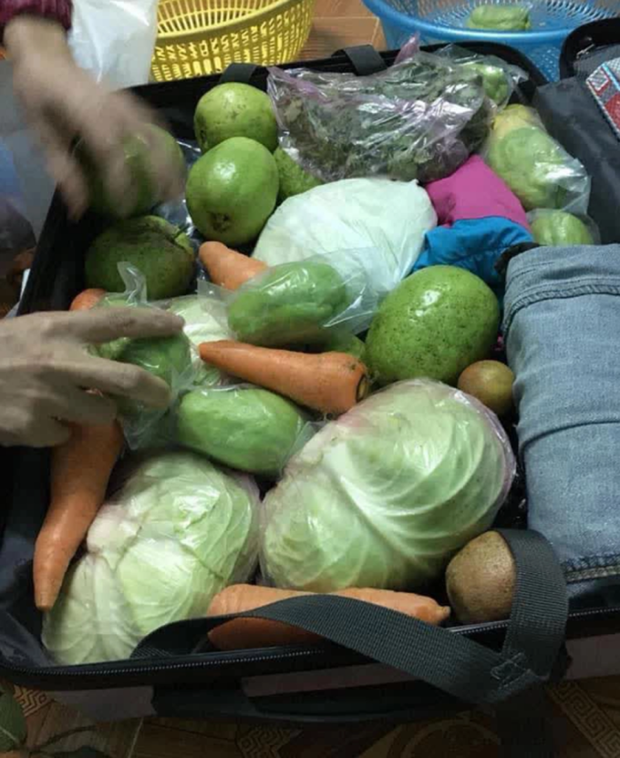 Mang cả 'chợ quê' lên thành phố sau Tết