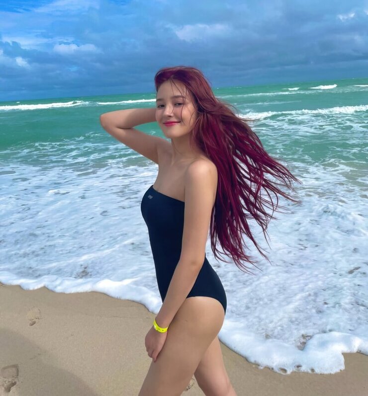 "Thiên thần lai đẹp nhất Hàn Quốc" có vẻ đẹp đầy đặn, nổi bật mỗi khi đến Việt Nam