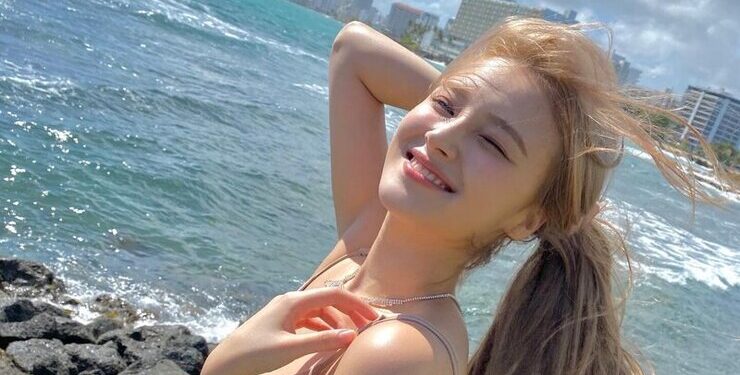 “Thiên thần lai đẹp nhất Hàn Quốc” mũm mĩm xinh tươi mỗi lần sang Việt Nam