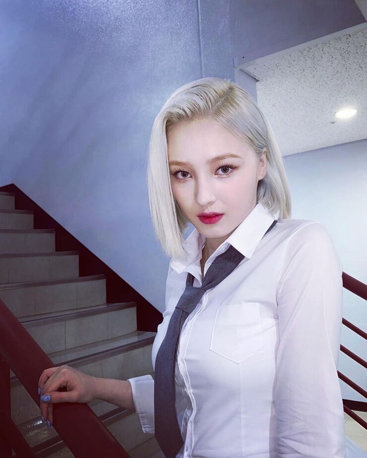 "Thiên thần lai đẹp nhất Hàn Quốc" có vẻ đẹp đầy đặn, nổi bật mỗi khi đến Việt Nam
