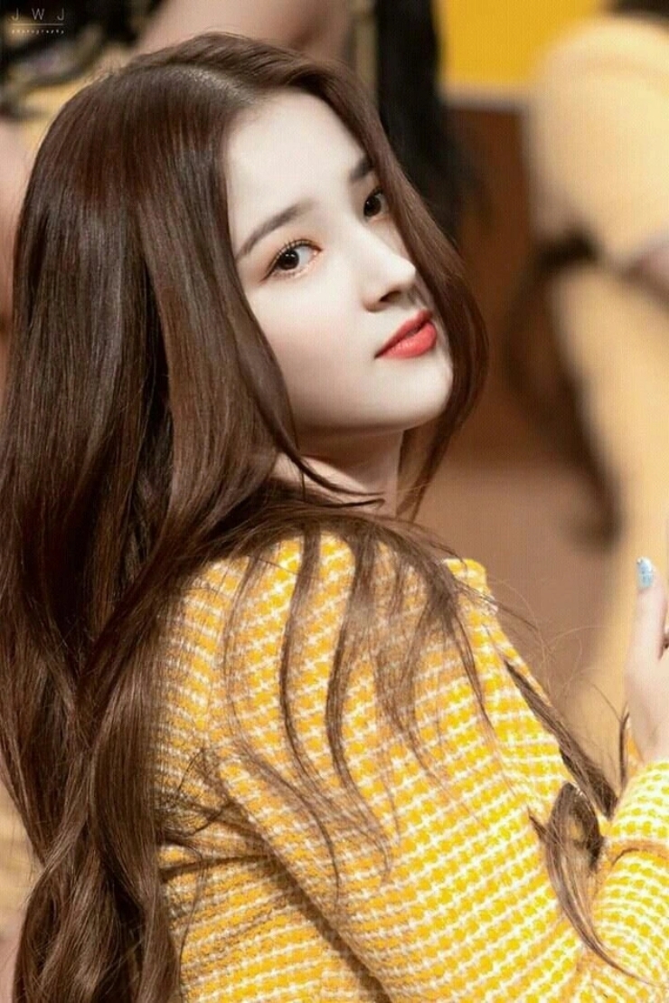 "Thiên thần lai đẹp nhất Hàn Quốc" có vẻ đẹp đầy đặn, nổi bật mỗi khi đến Việt Nam