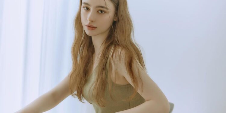 Vẻ đẹp điên đảo chúng sinh của cô gái lọt top gương mặt đẹp nhất thế giới