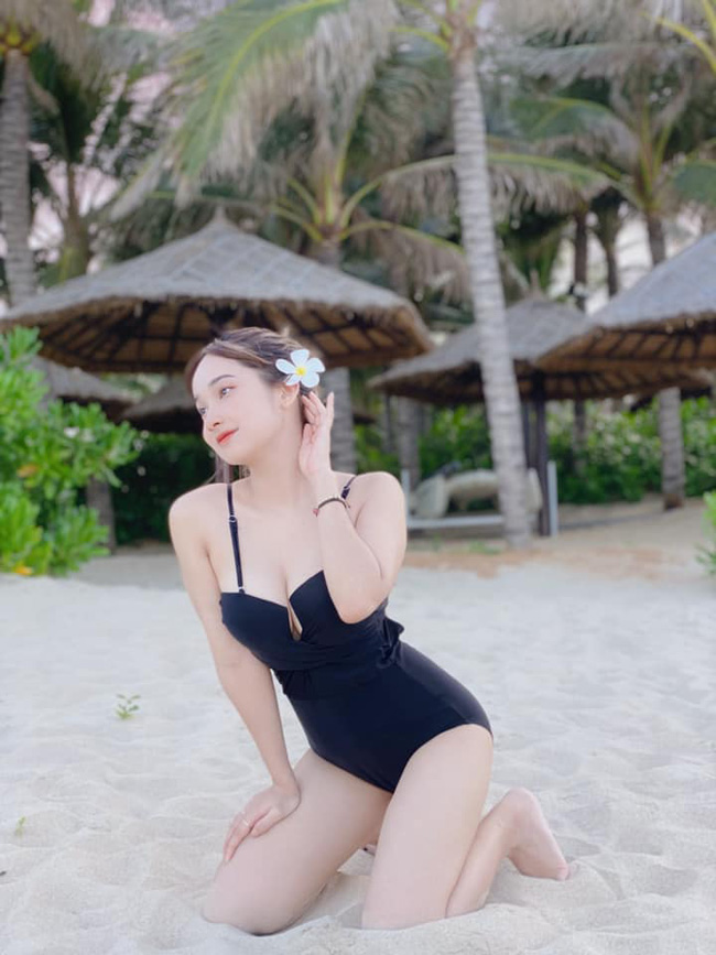 Nữ sinh Kinh tế khoe dáng đẹp nõn nà với bikini màu sắc