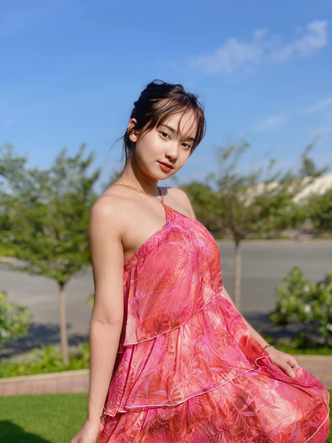 Nữ sinh Kinh tế khoe dáng đẹp nõn nà với bikini màu sắc