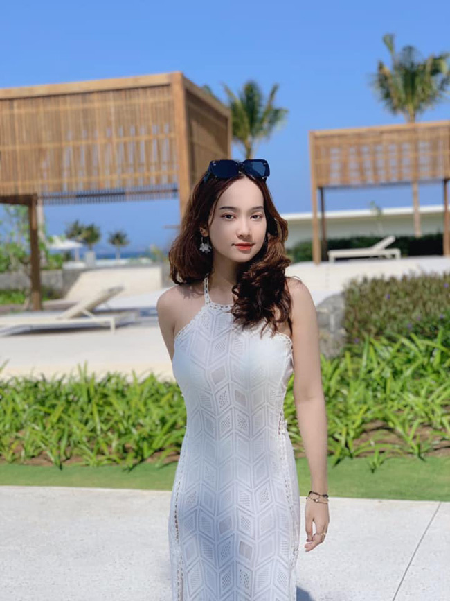 Nữ sinh Kinh tế khoe dáng đẹp nõn nà với bikini màu sắc