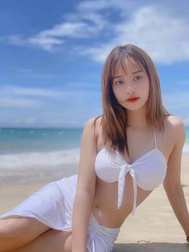 Nữ sinh Kinh tế khoe dáng đẹp nõn nà với bikini màu sắc