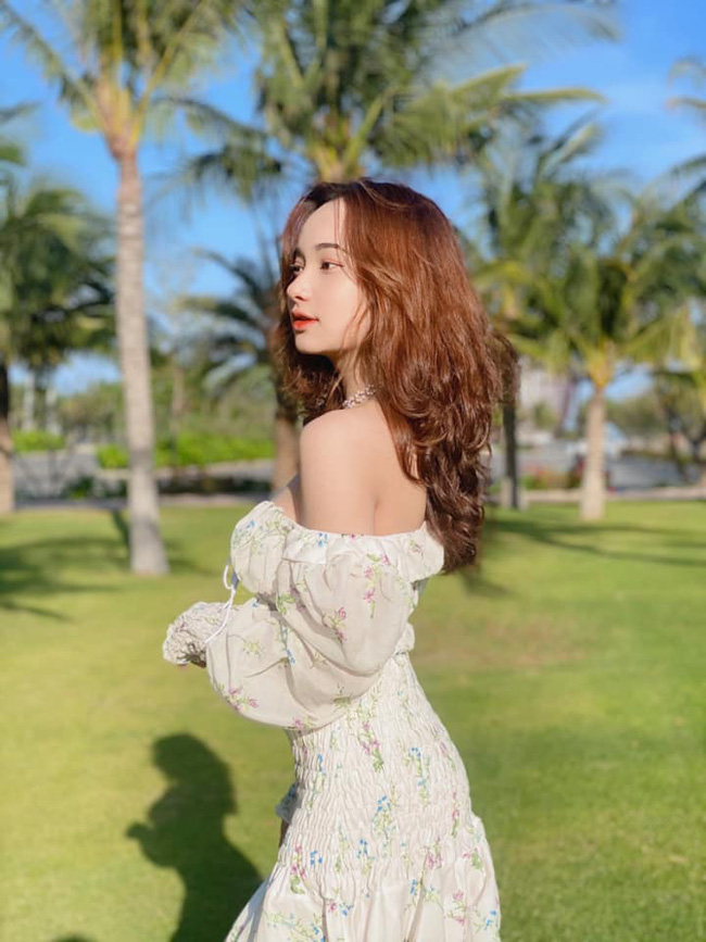 Nữ sinh Kinh tế khoe dáng đẹp nõn nà với bikini màu sắc