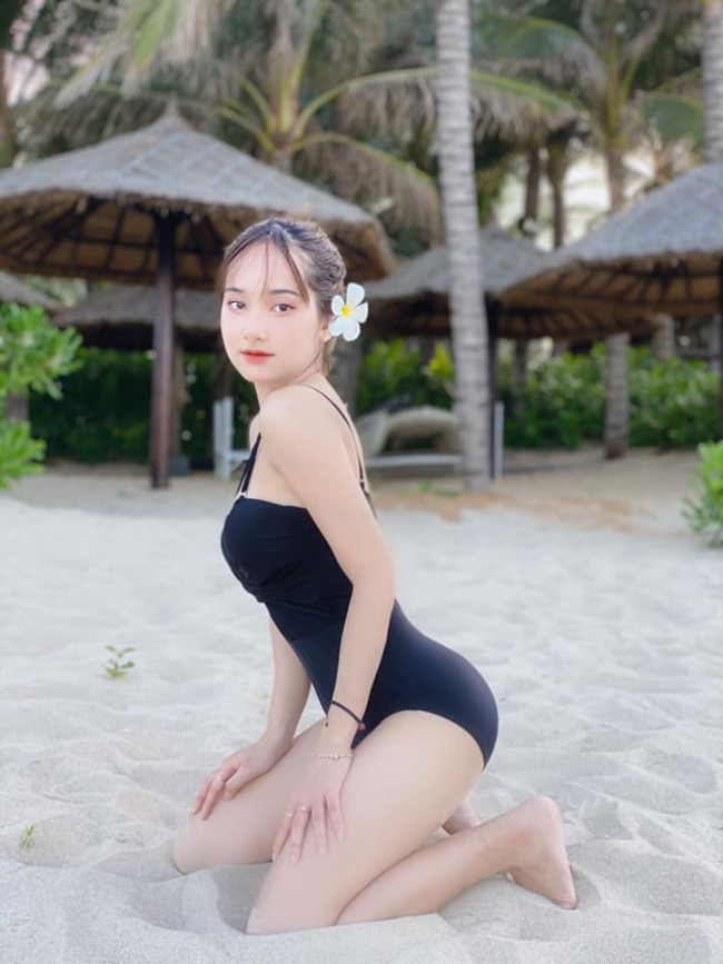 Nữ sinh Kinh tế khoe dáng đẹp nõn nà với bikini màu sắc