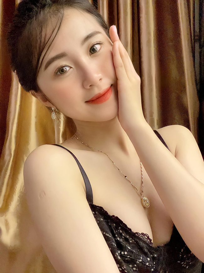 Hot girl Đà Nẵng xinh như Lưu Diệc Phi gợi cảm bất ngờ ở tuổi 18