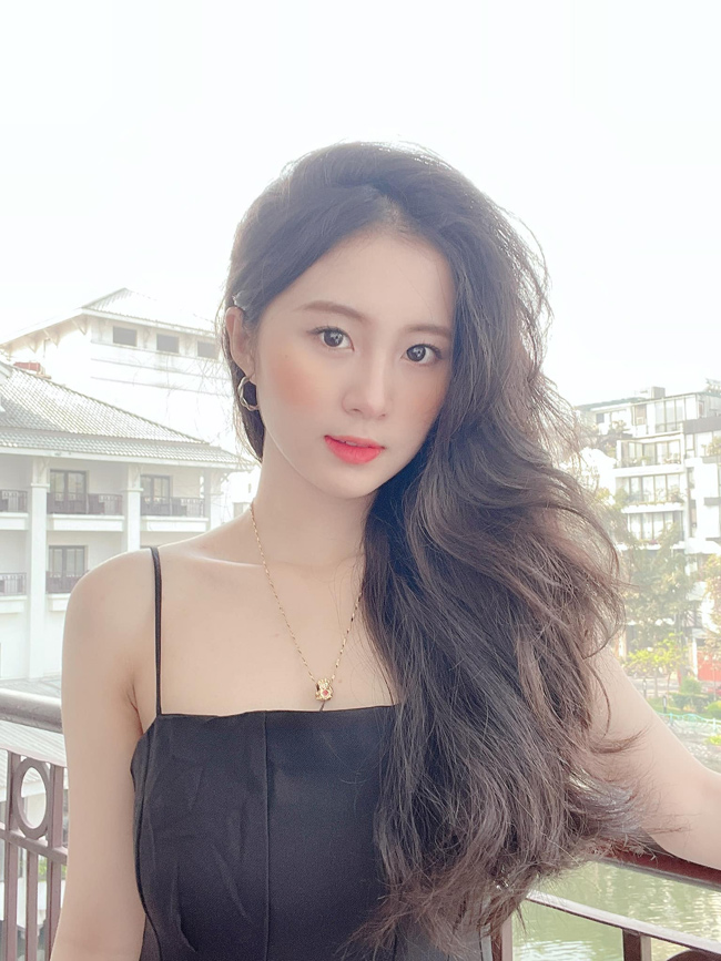 Hot girl Đà Nẵng xinh như Lưu Diệc Phi gợi cảm bất ngờ ở tuổi 18