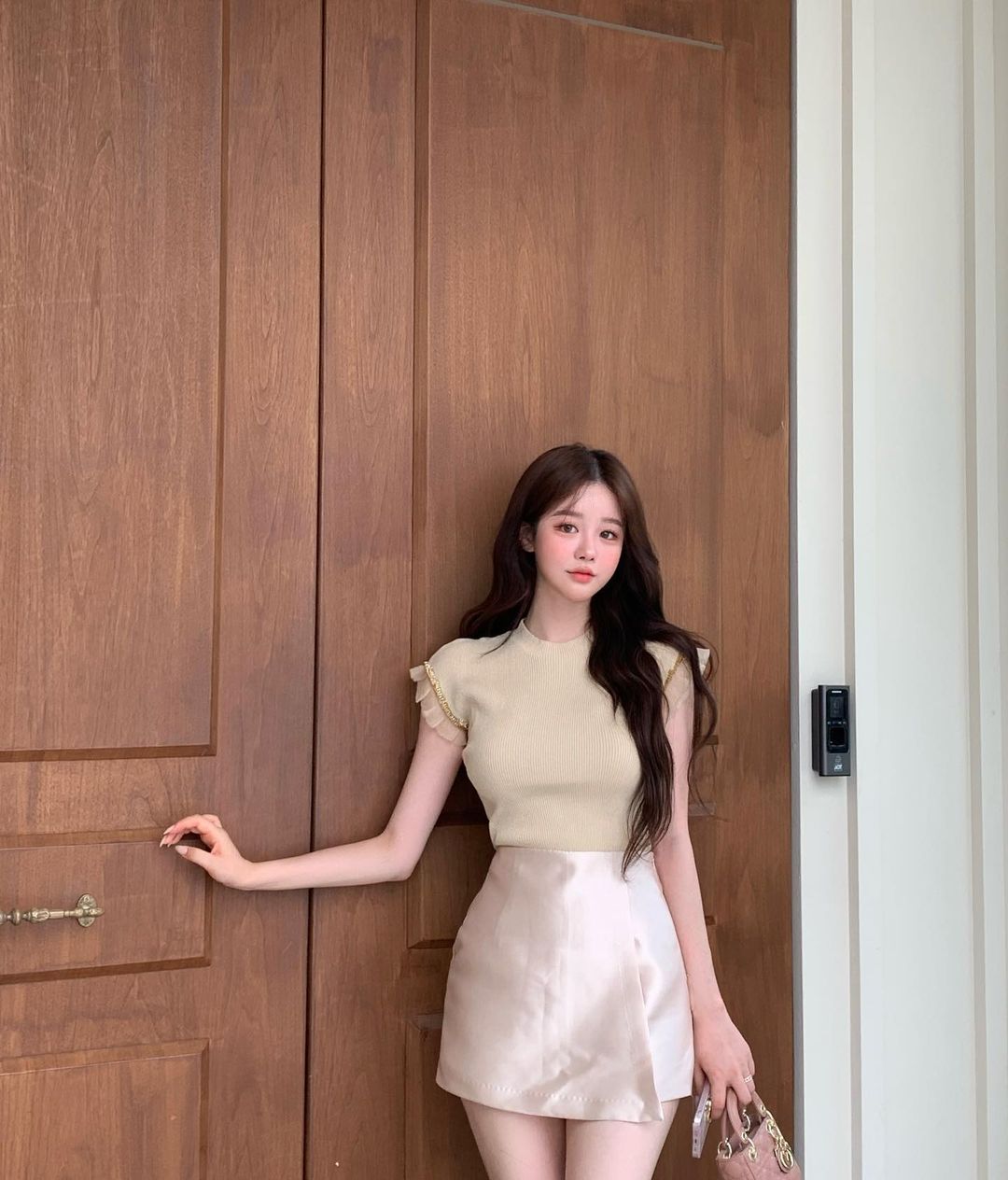 Cô gái Hàn Quốc sở hữu giao diện như búp bê ngoài đời thực