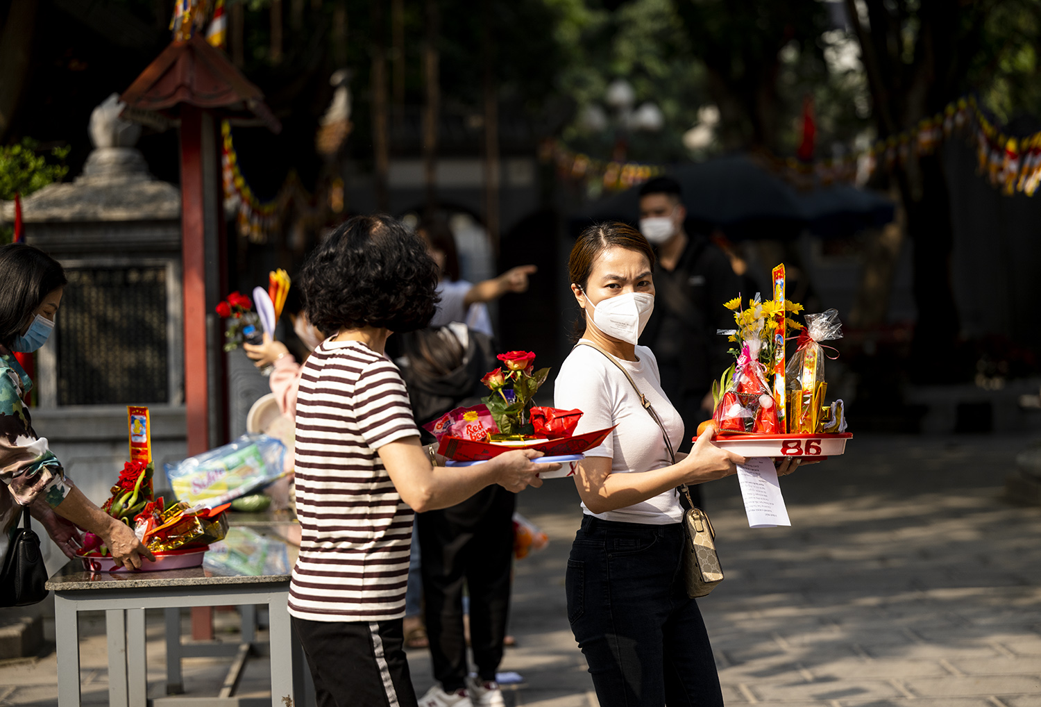 Nam thanh nữ tú đổ xô đến chùa Hà xin thoát ế trước ngày lễ tình yêu Valentine