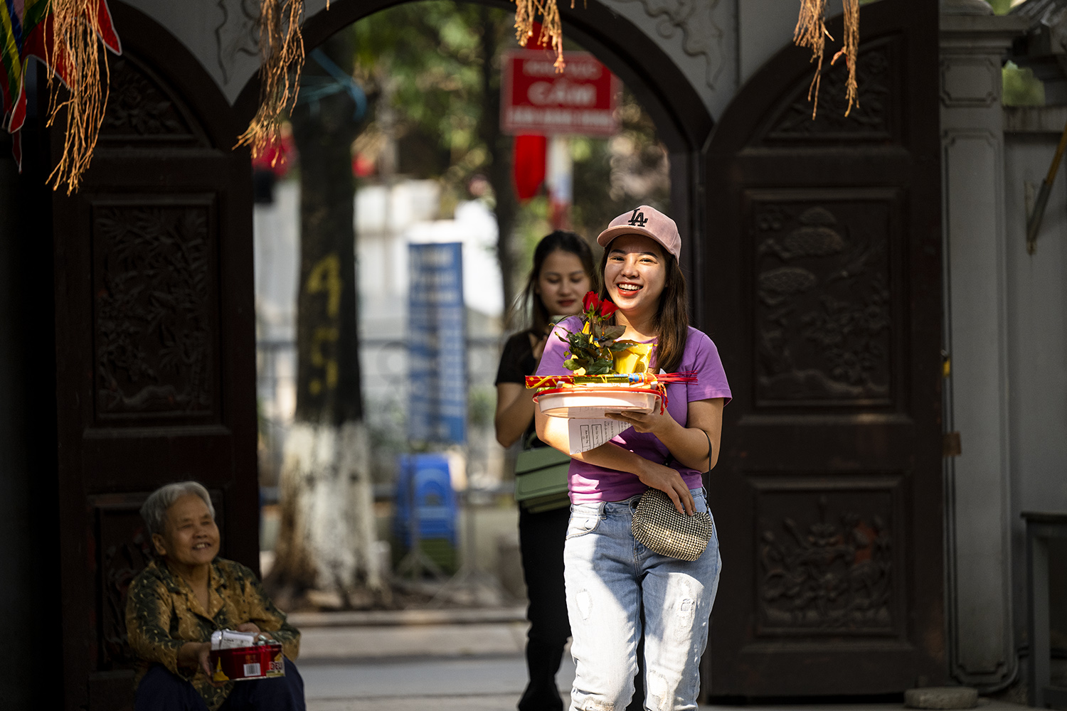 Nam thanh nữ tú đổ xô đến chùa Hà xin thoát ế trước ngày lễ tình yêu Valentine