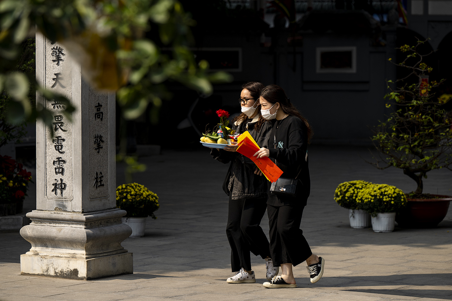 Nam thanh nữ tú đổ xô đến chùa Hà xin thoát ế trước ngày lễ tình yêu Valentine
