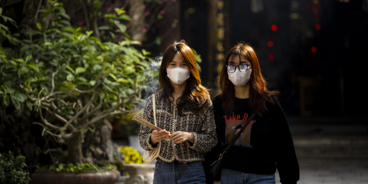 Nam thanh nữ tú đổ xô đến chùa Hà xin thoát ế trước ngày lễ tình yêu Valentine