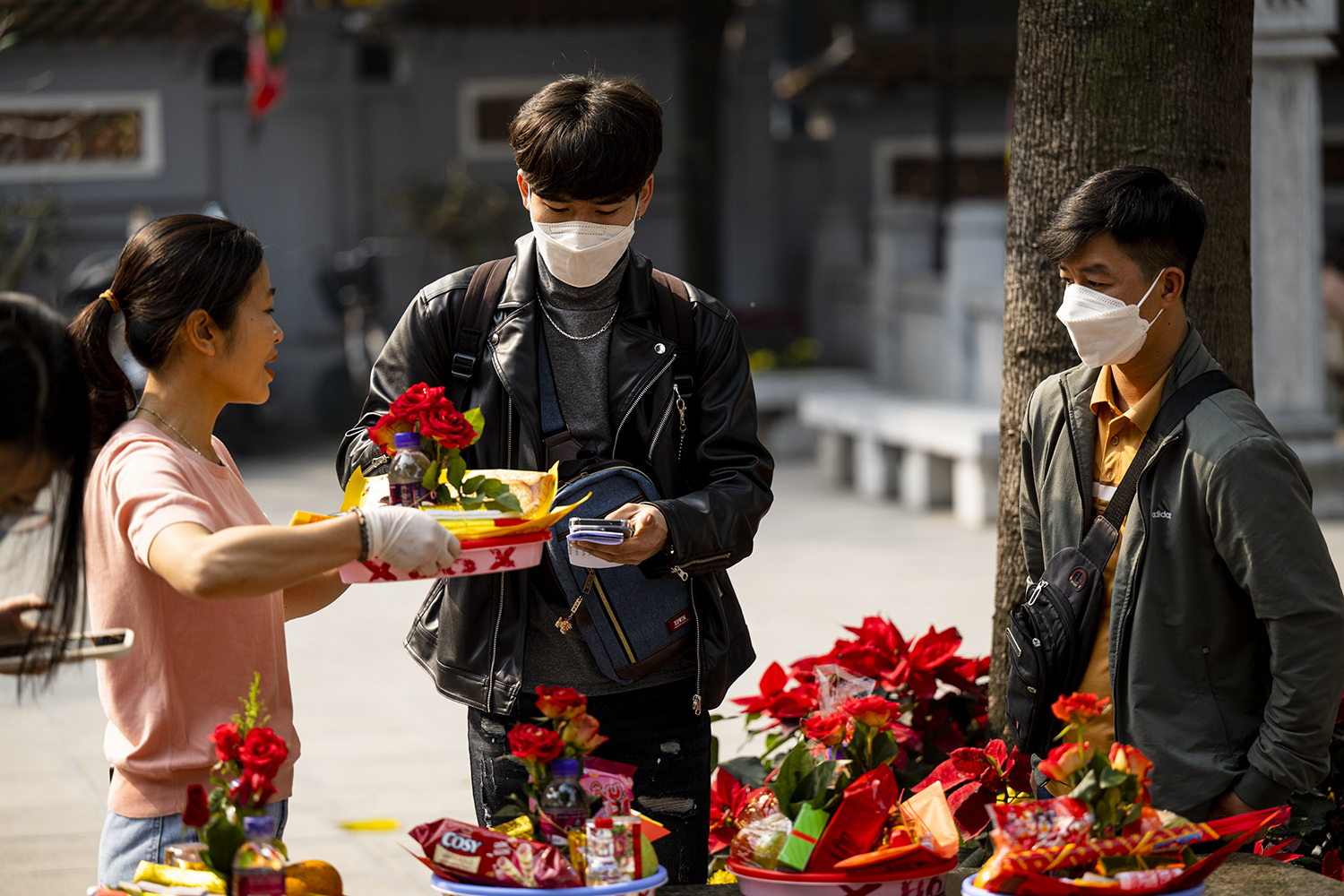 Nam thanh nữ tú đổ xô đến chùa Hà xin thoát ế trước ngày lễ tình yêu Valentine
