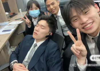 Cả công ty selfie với đồng nghiệp ngủ gật