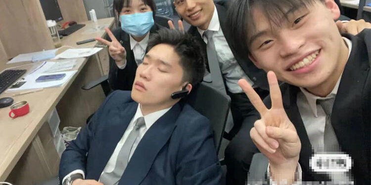 Cả công ty selfie với đồng nghiệp ngủ gật