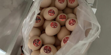 Trứng, tỏi, lá cây… mừng hạnh phúc gia chủ