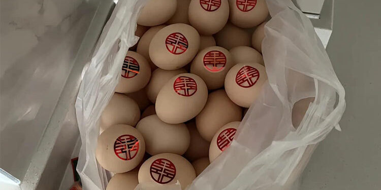 Trứng, tỏi, lá cây… mừng hạnh phúc gia chủ