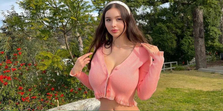 Vóc dáng gợi cảm được ví như báu vật tạo hóa của cô gái Mỹ