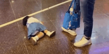 Con gái nằm ra sàn siêu thị ăn vạ