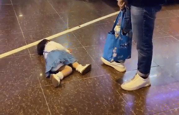 Con gái nằm ra sàn siêu thị ăn vạ
